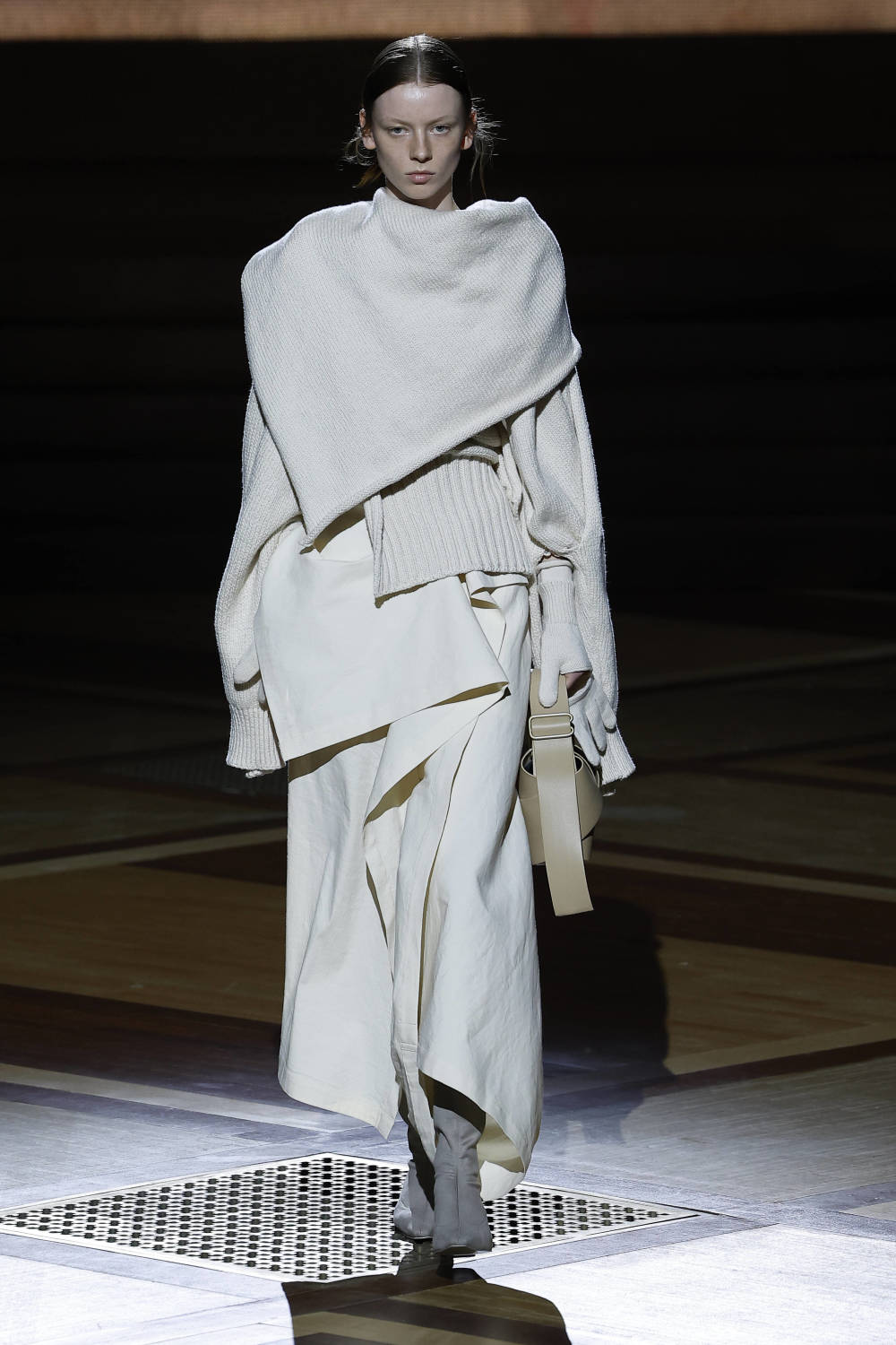 模特在法国巴黎时装周上展示三宅一生品牌的2024/25秋冬新款服装