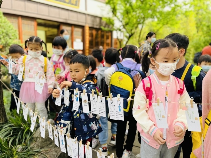 老师们就带着孩子们去杭州城里找苏东坡的足迹，开展了一场家乡文化的教育