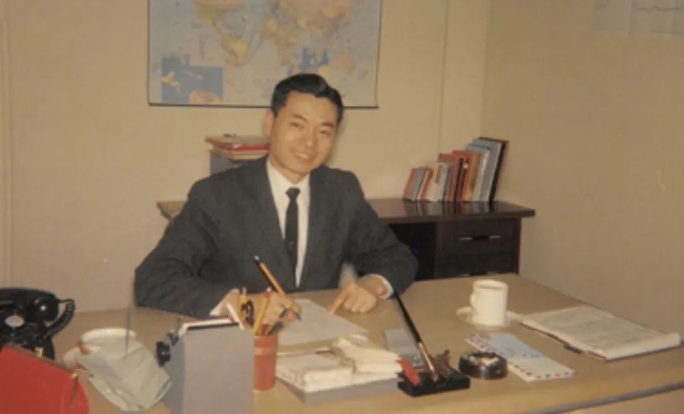 父亲赵锡成是福茂集团创始人赵安吉,简单说就是纽约上东区名媛.