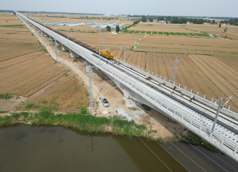 鲁豫牵手济郑高铁濮阳至鲁豫省界段铺轨完成