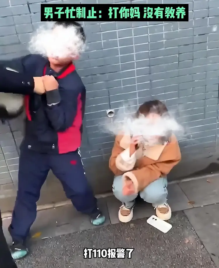 太过分了!男孩当街暴打妈妈,态度嚣张,网友:不同情这个妈妈_腾讯新闻