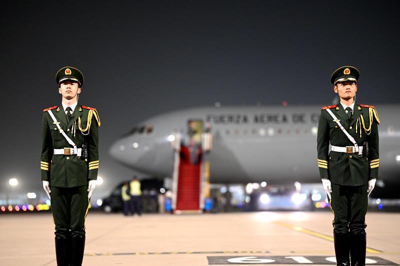 “空军一号”前屹立的礼兵：站在那里不仅代表我自己_腾讯新闻