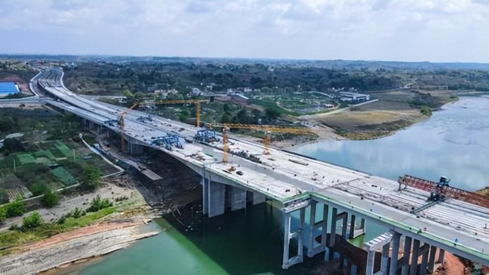 完成关键节点攻坚任务 成金简快速路沱江大桥昨日深夜合龙_腾讯新闻