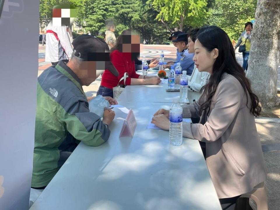 问法热线丨地面积水致业主摔伤,谁赔?律师,民警社区门口普法