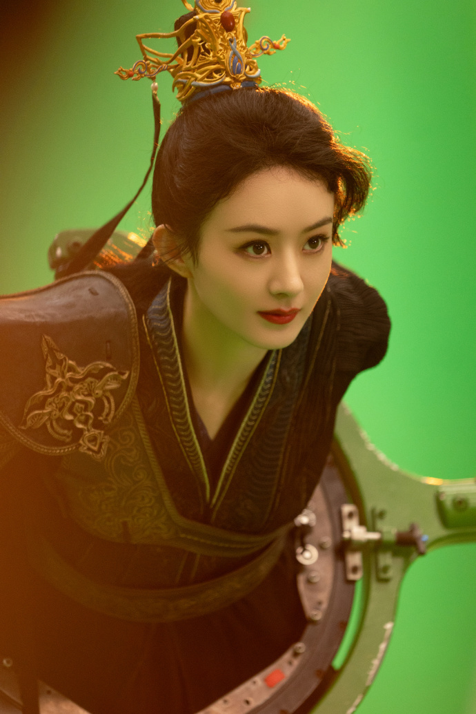 赵丽颖晒照宣传新剧,对镜比心甜如初恋,指甲漆黑引争议_腾讯新闻