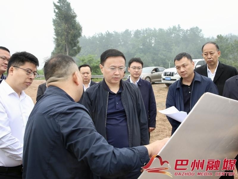来到大罗镇乐园村,白果坝村和鼎山场镇北大街,石岭村,黄俊霖通过实地