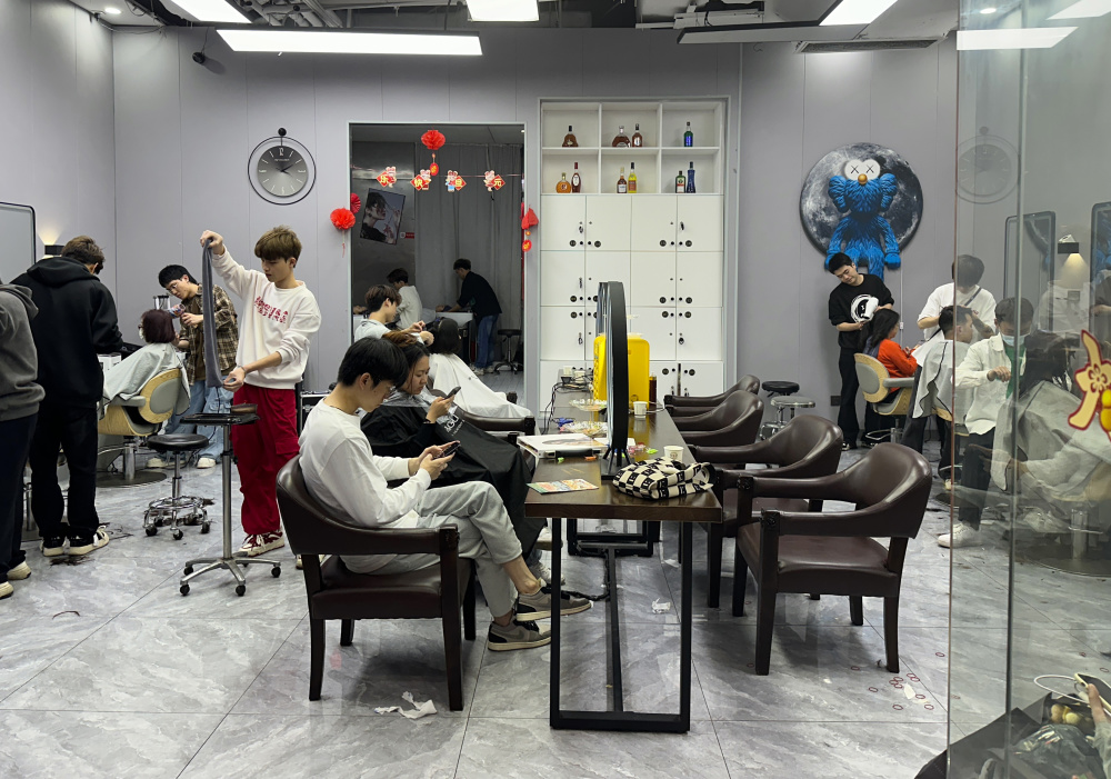 tony老师忙不停龙年龙抬头理发店人气爆棚广州理发搜索量同比增长106