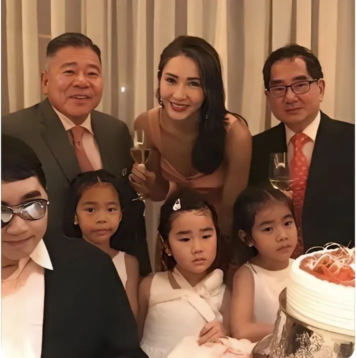 53岁黎姿与三个女儿同框,母女似姐妹!反衬得富豪老公像爷爷
