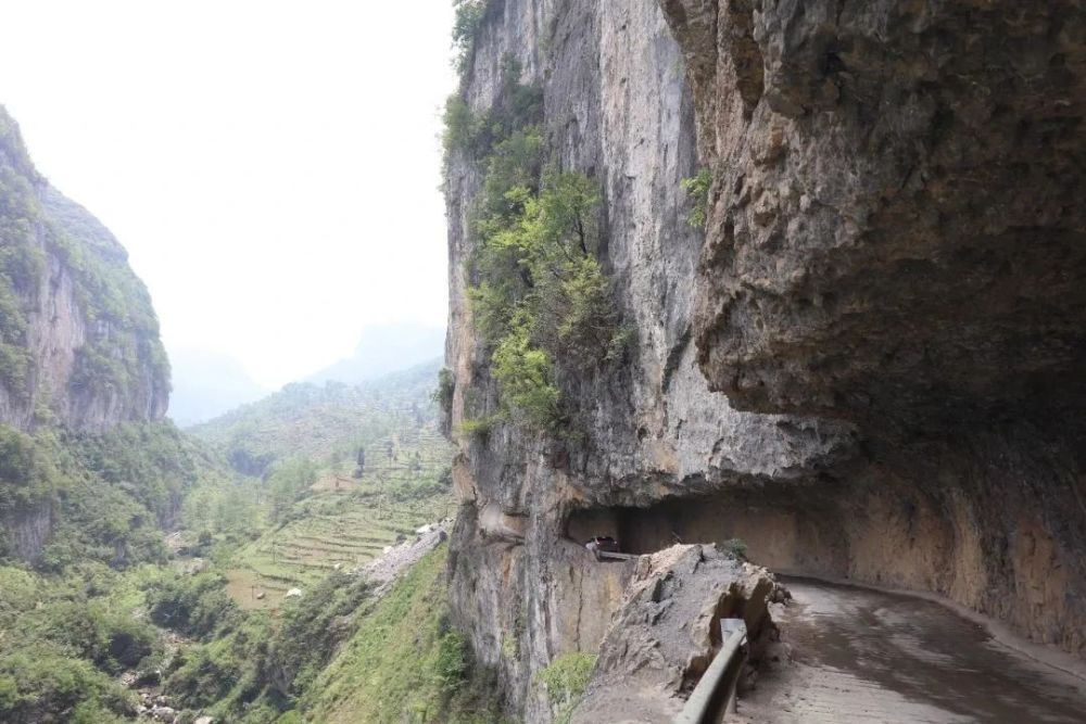 毕节挂壁公路图片