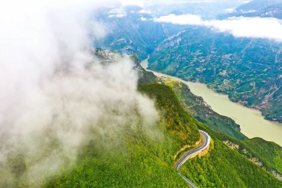 鲜为人知的g348三峡公路,沿着长江相伴超400公里,将壮阔与险峻并收!