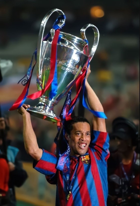 小罗晒照庆祝06年登顶欧冠:难以形容今天的情绪