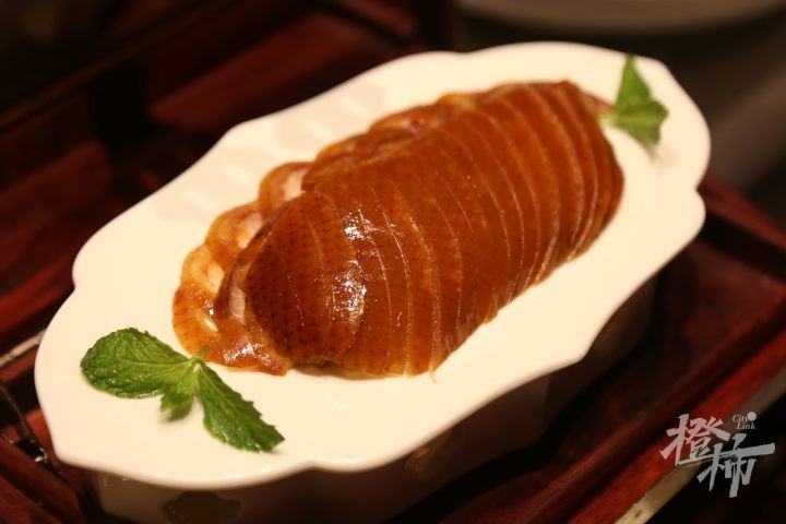 薄薄的鸭皮酥脆酥脆,配传统的京葱,黄瓜,蘸甜面酱,再以春饼包裹,大爱.