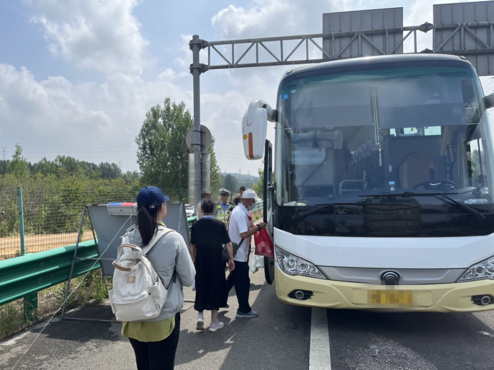 高速黄岛路段时,发现一辆外地牌照旅游大巴车疑似故障停靠在应急车道