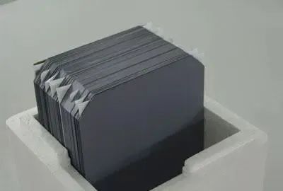 太阳能板根据材质不同,可分为:单晶硅,多晶硅,非晶硅3大类.