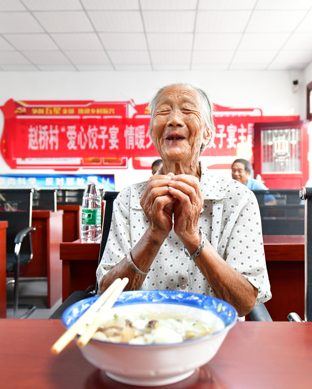 七夕爱心饺子宴情暖老人心,90岁奶奶双手合十连连感谢