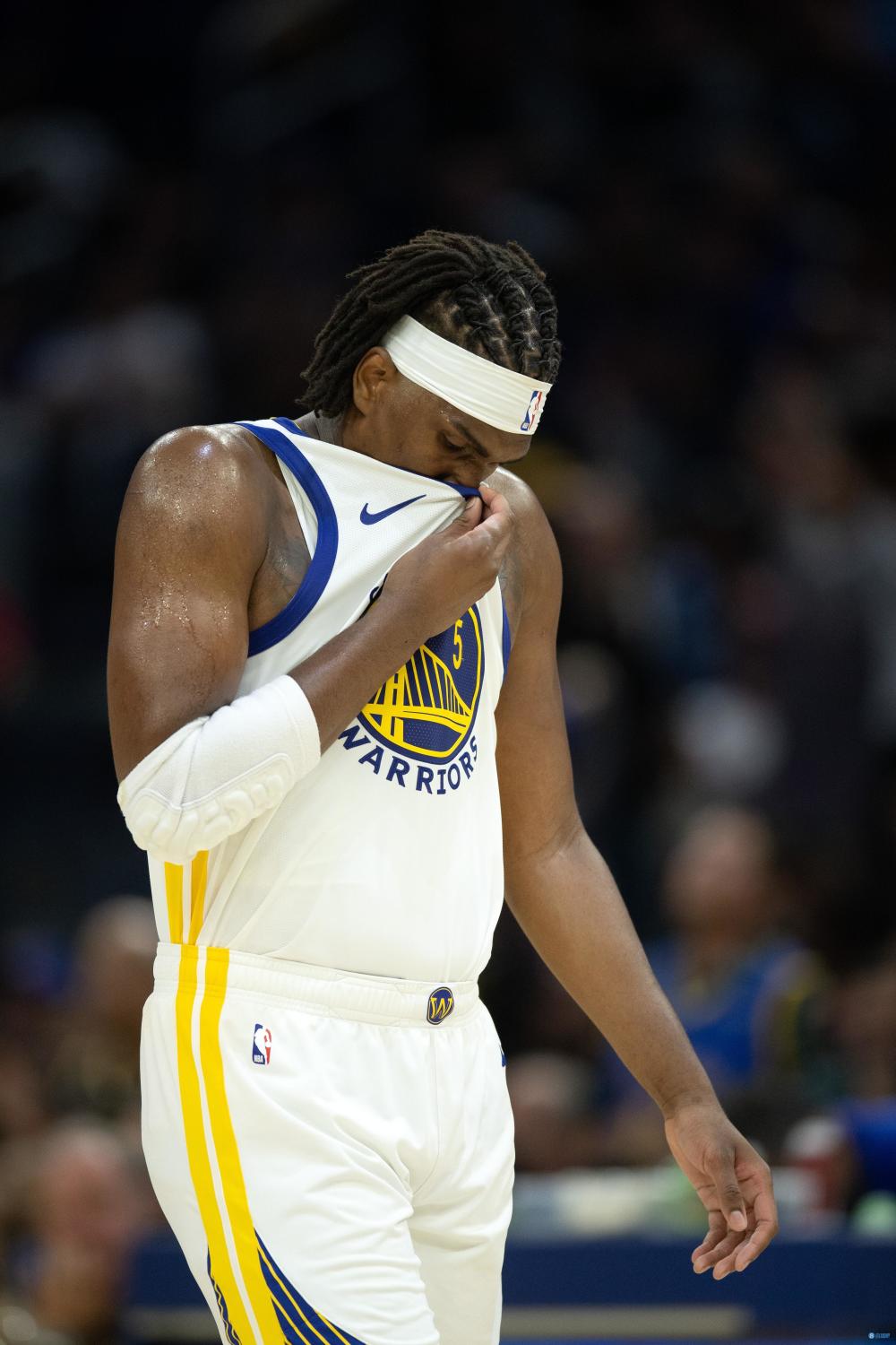 卢尼拿下6分14板5助 关键前场板助攻维金斯命中三分_腾讯新闻