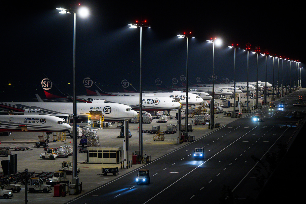 新华全媒 |我国首个专业货运枢纽机场国际货邮吞吐量突破10万吨