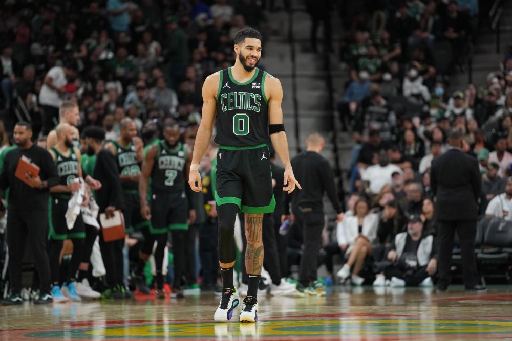 状态不俗塔图姆半场10中5砍下23分7板正负值30