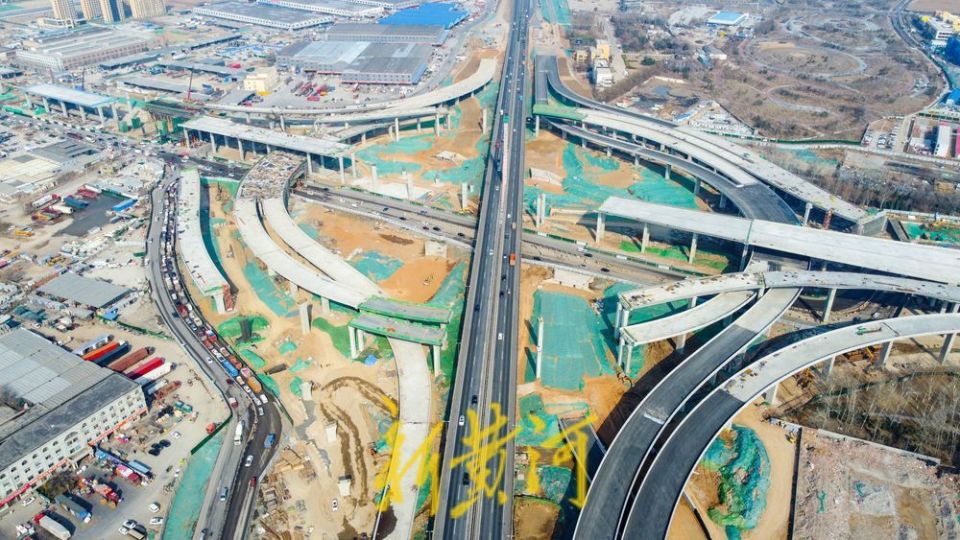 济南零点立交桥新建匝道现雏形 部分路段已铺沥青 | 镜相