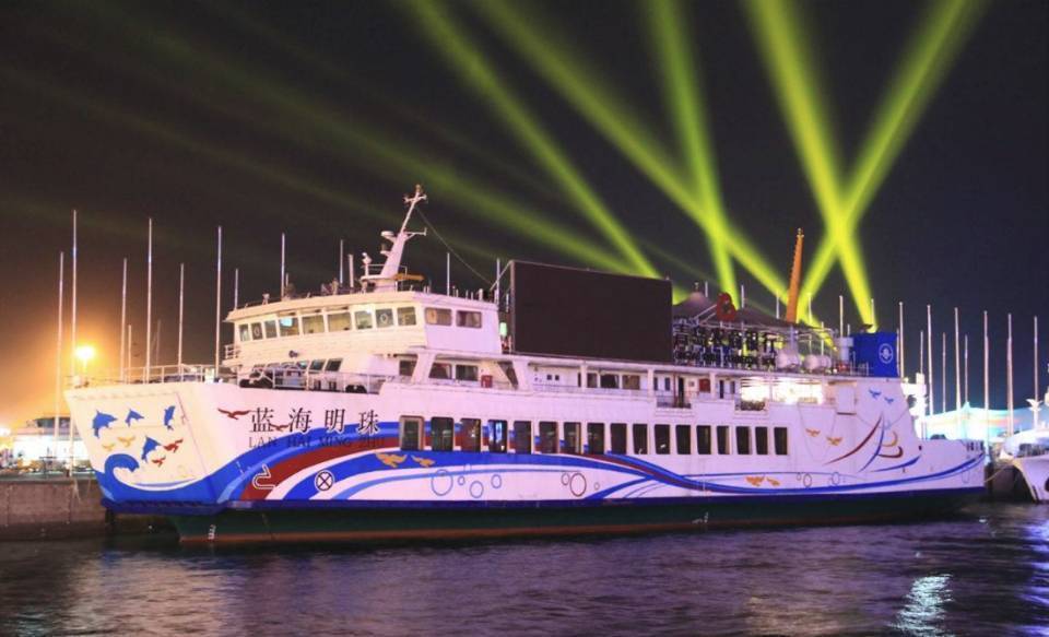 青岛往返黄岛轮渡启航!客流量较大,建议错峰出行