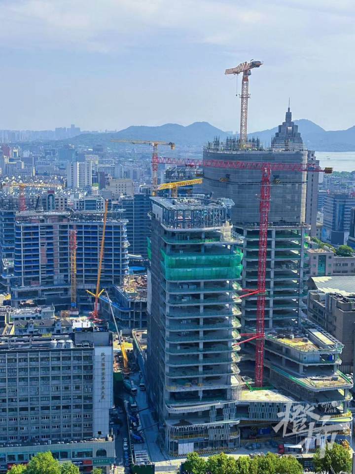 详细地分析了内地的奢侈品零售市场,并重点提及杭州恒隆广场,表示"