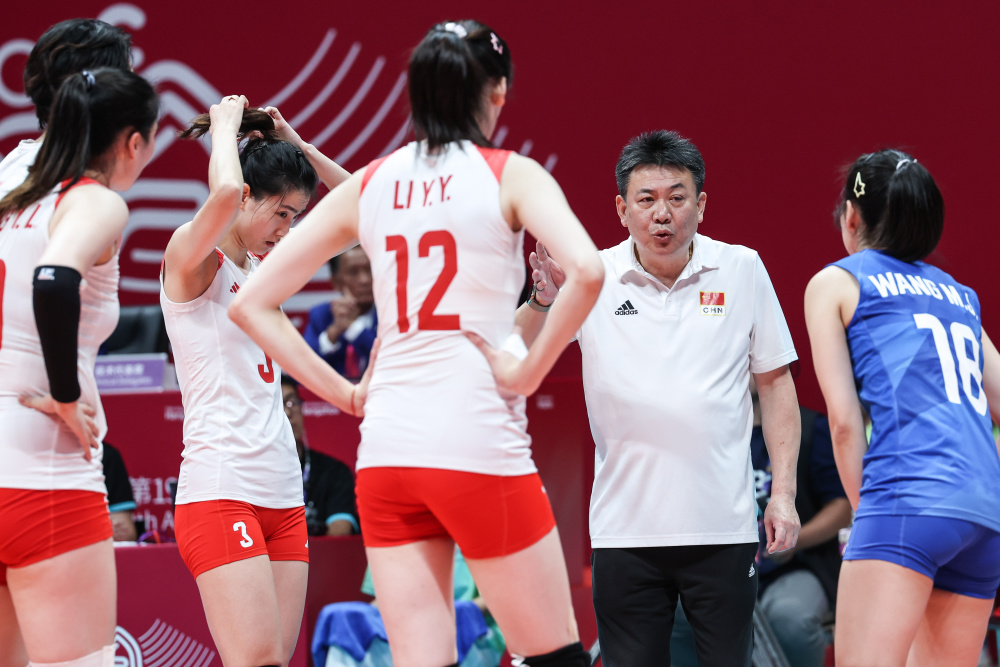 新华社记者 朱峥 摄10月7日,中国队球员刁琳宇在比赛中救球.新华社