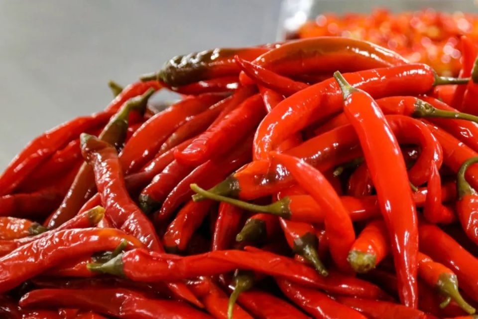 通过不断品尝,调试,最终用40多种调料熬制出一款口感醇厚,辛香不腻的