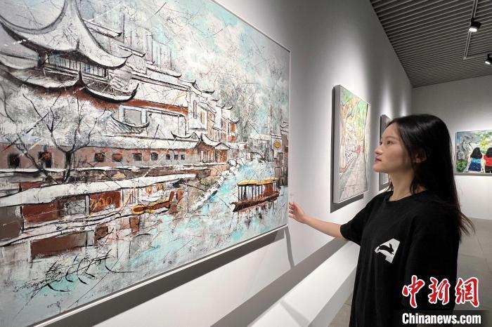 已故法国油画家和平主题画展在南京举办