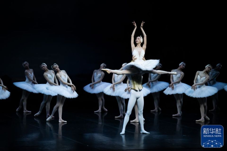 中央芭蕾舞团在港表演《天鹅湖》_腾讯新闻