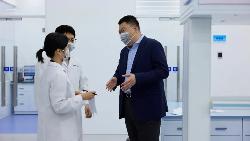 海尔冰箱保鲜技术研发经理姜波(右一)正与团队讨论在海尔冰箱工作了近