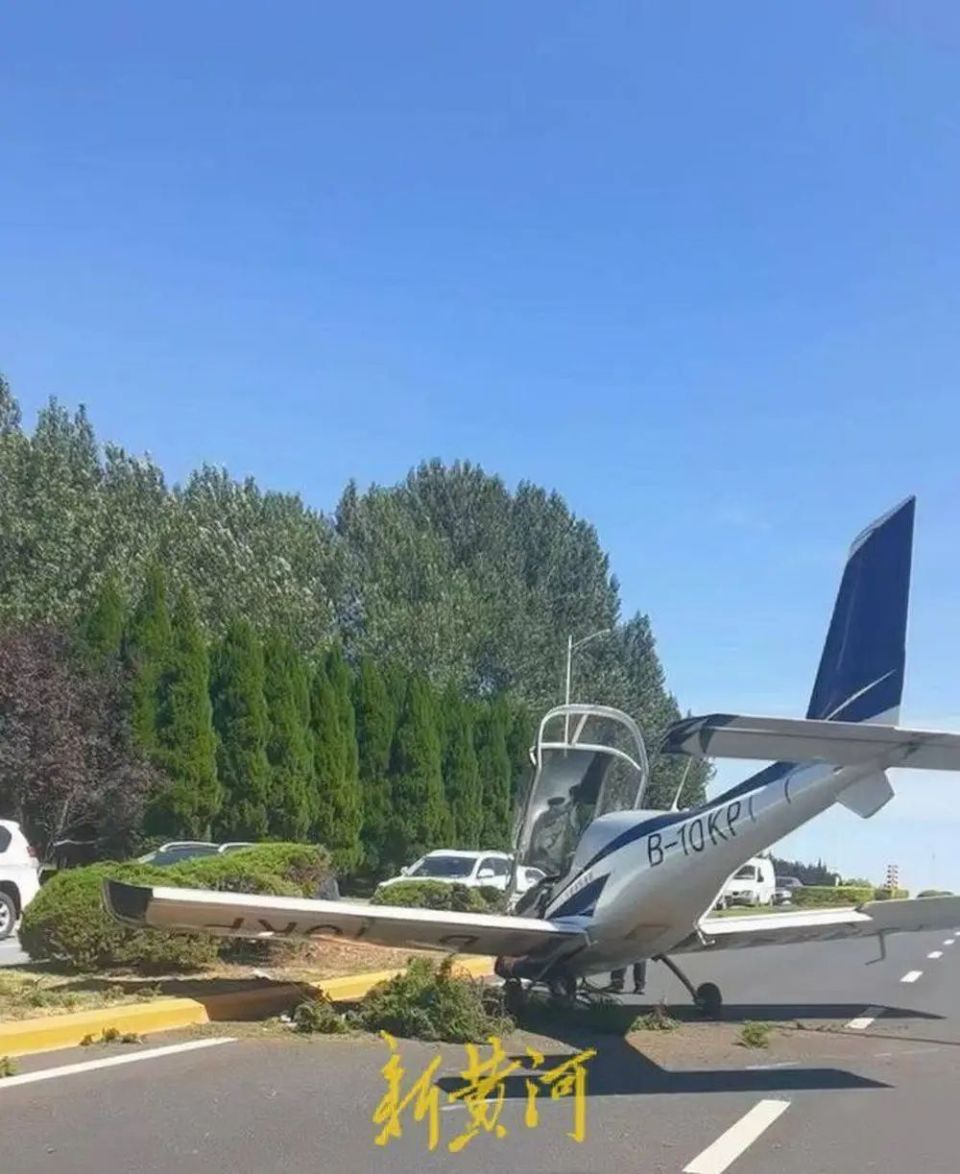 一小型飞机疑似失控迫降公路,目击者:差点砸到车