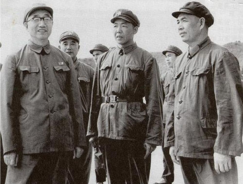 丁盛(右一)与徐向前帅等丁盛在在回忆录中,讲到1972年和华老对卜占亚