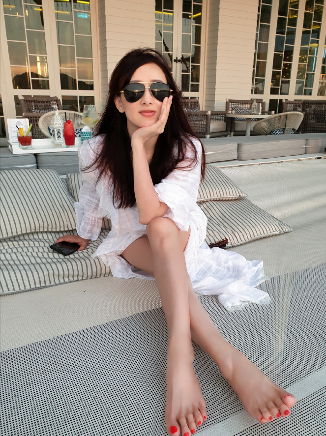 46岁胡静豪宅晒自拍!千万翡翠配新中式打扮 谁真的嫁入豪门一目了然