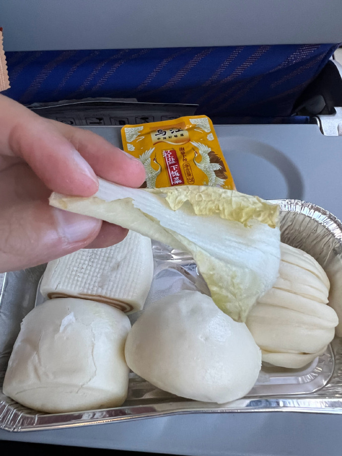 南方航空回应"飞机餐4个馒头1片白菜":属于一些航线的"中式点心",白菜
