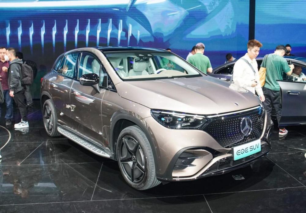 内饰终于有了三大屏,北京奔驰国产eqe suv上海车展实拍图曝光_腾讯