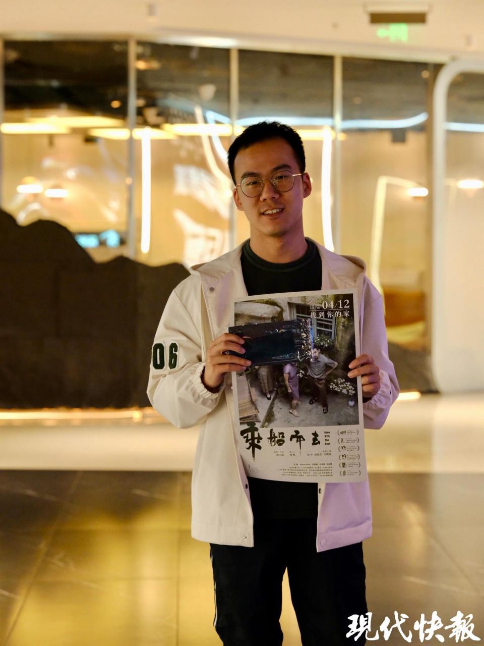 影迷打卡现场一位影迷说道,片名里的"船"和电影中反复出现船的形象,给