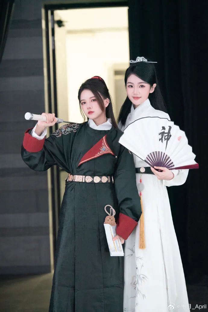 "主持阿芙晒照尽管学历不高,但周淑怡如今在电竞圈已是知名网红,身价