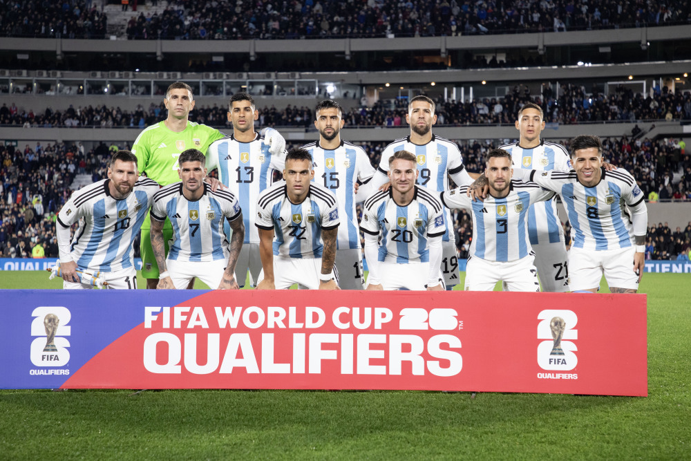 队球员梅西(左)与厄瓜多尔队球员卡洛斯·格鲁埃索(中)在比赛中拼抢