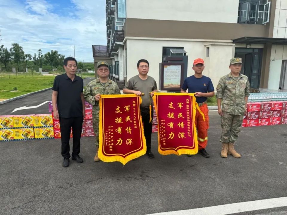 刘世奇与他们亲切交谈,详细了解他们的生活状况,并送上慰问物资和锦旗