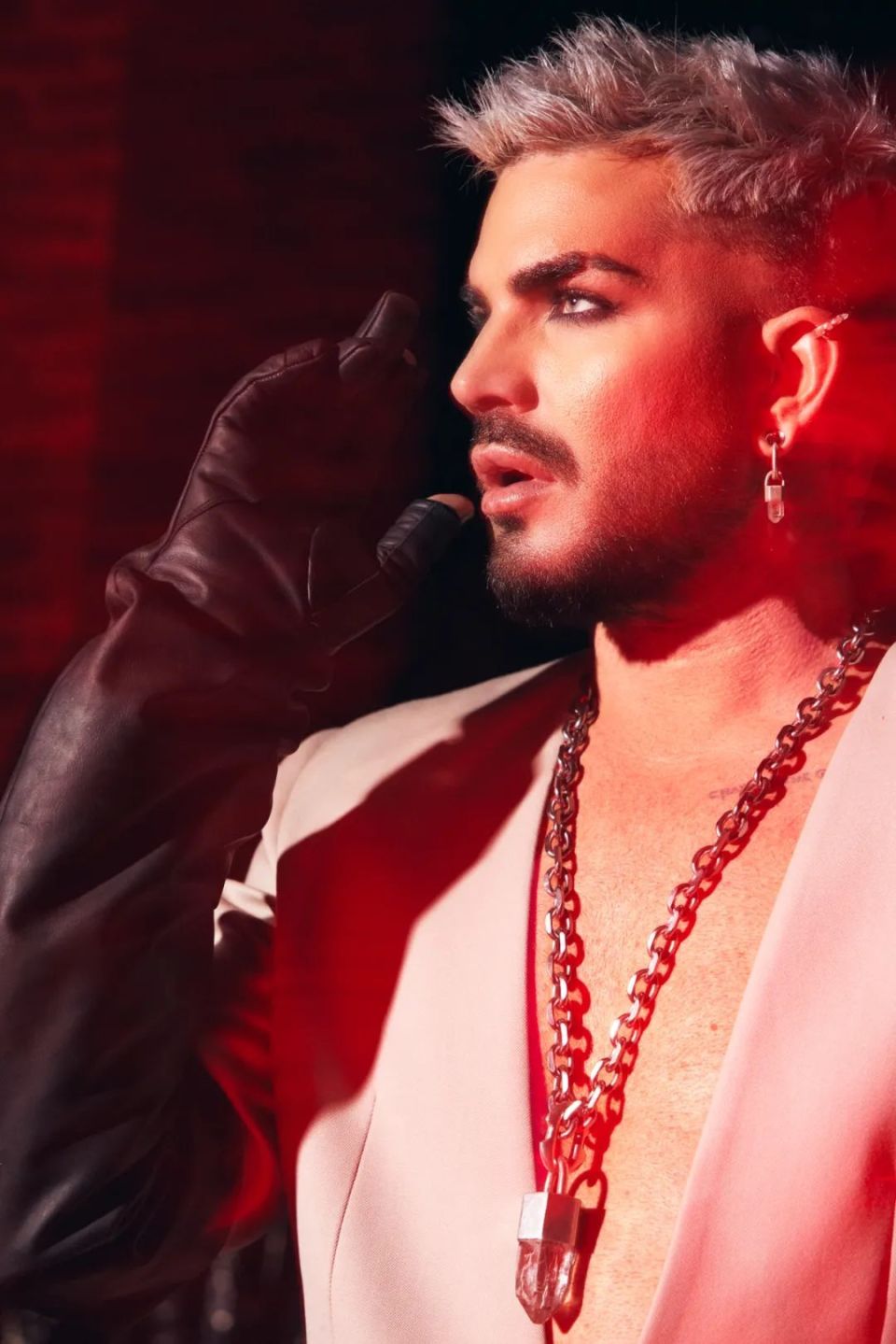 欧美顶级歌手亚当兰伯特,登上杂志封面!