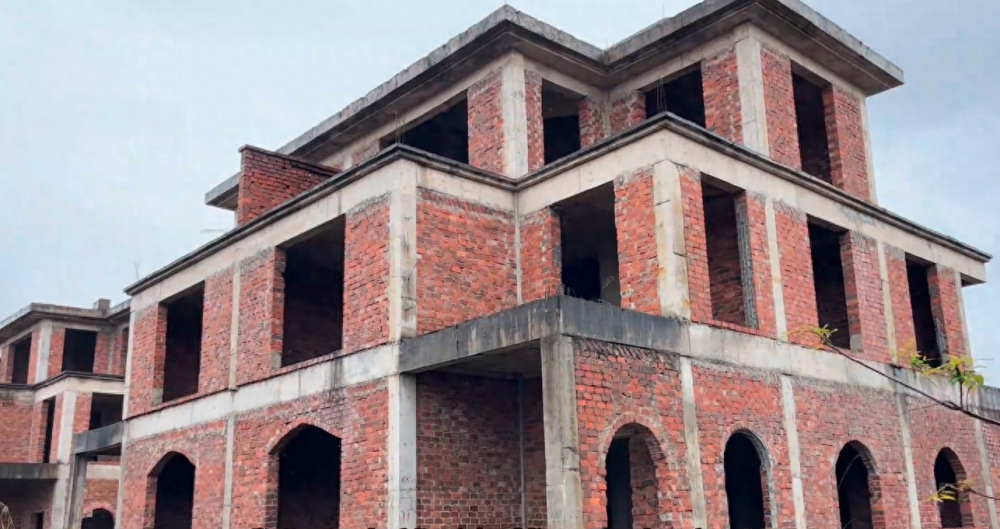 广西梧州发现几十栋烂尾别墅,建在5层楼顶之上,荒废9年令人惋惜-腾讯