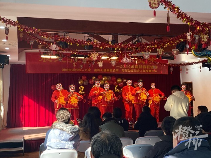 不应该只是被保护他们需要更多的关注一场特别的新春联谊会在潮鸣街道