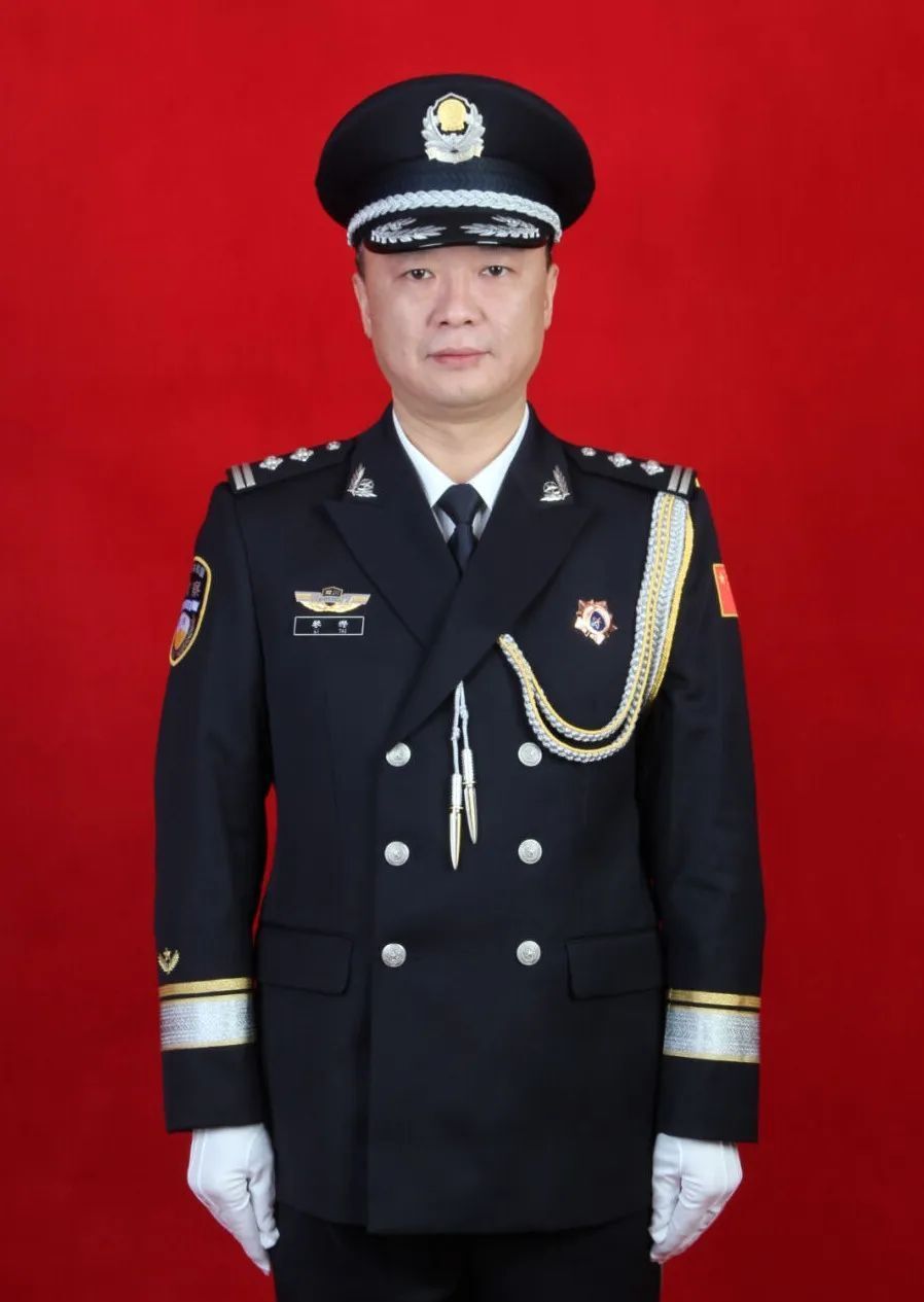李涛身着警礼服的照片他的事迹一时间在蓬安广为流传,战友们纷纷