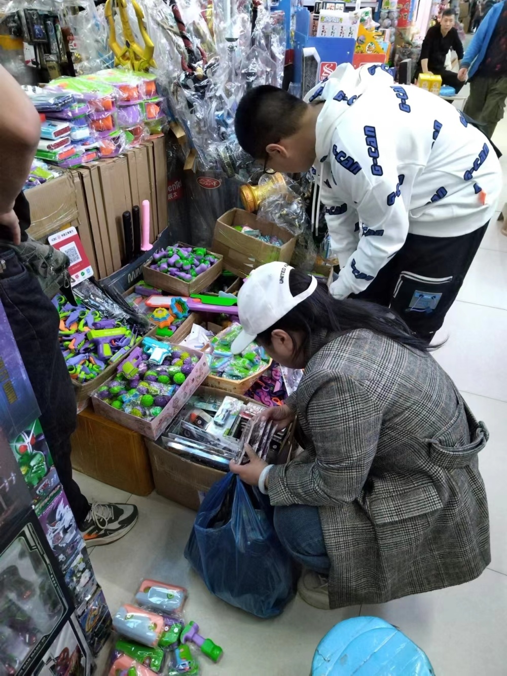 萝卜刀,鼻吸能量棒,整蛊玩具……"新式玩具"风靡校园引人忧_腾讯新闻