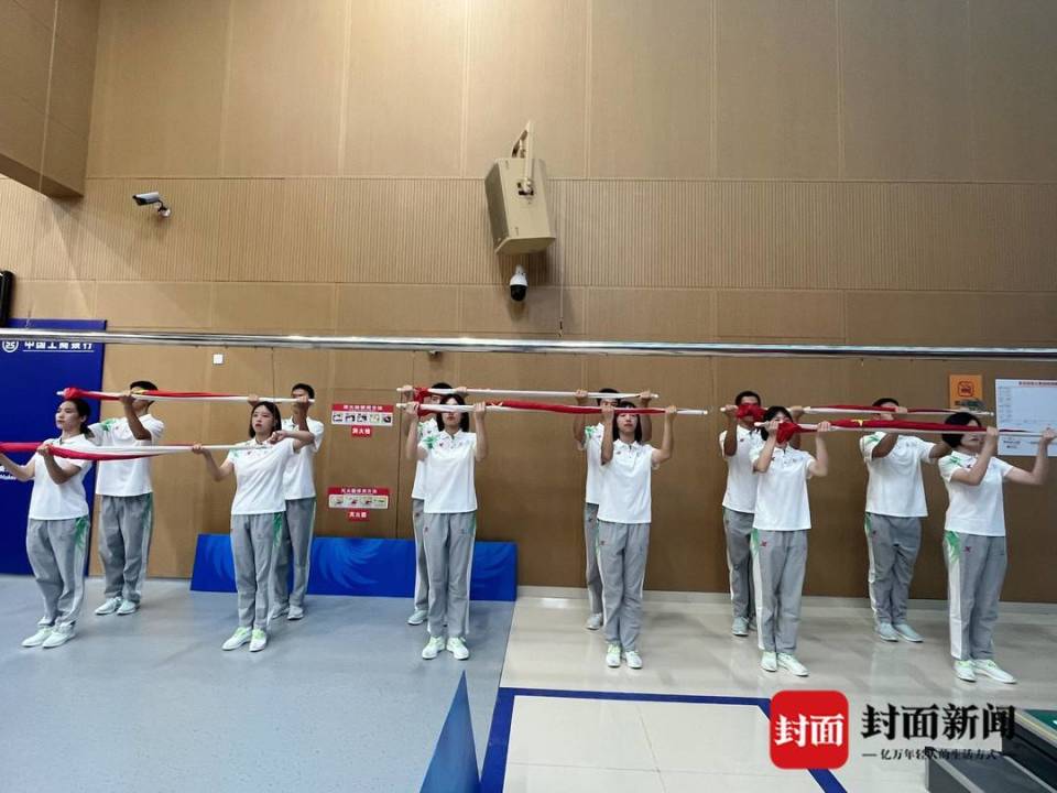 揭秘成都大运会升旗手：按照“国标”要求训练，每个动作练到满意为止_腾讯新闻