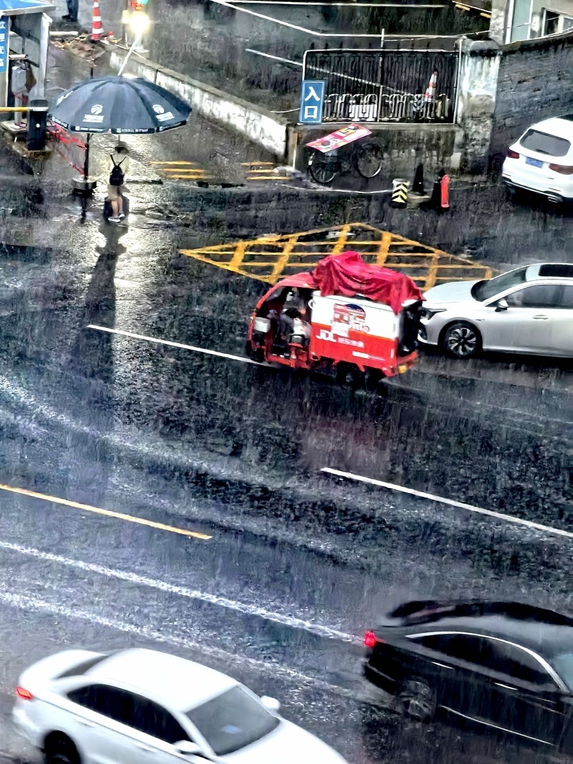 北京多地开始下雨