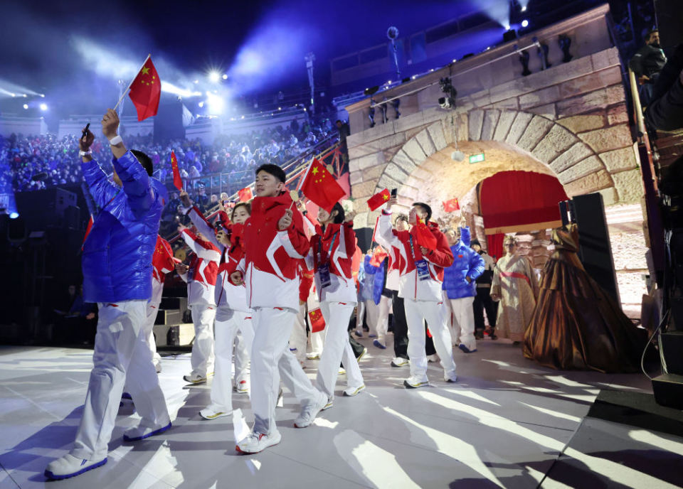 冬奥会闭幕式上苏翊鸣高举五星红旗入场