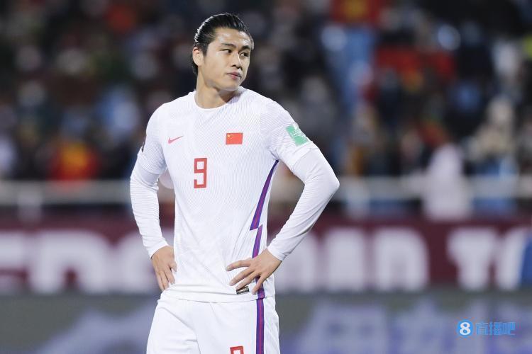 毛剑卿张玉宁花钱是出国而不是给教练让他踢他本来就是优秀的