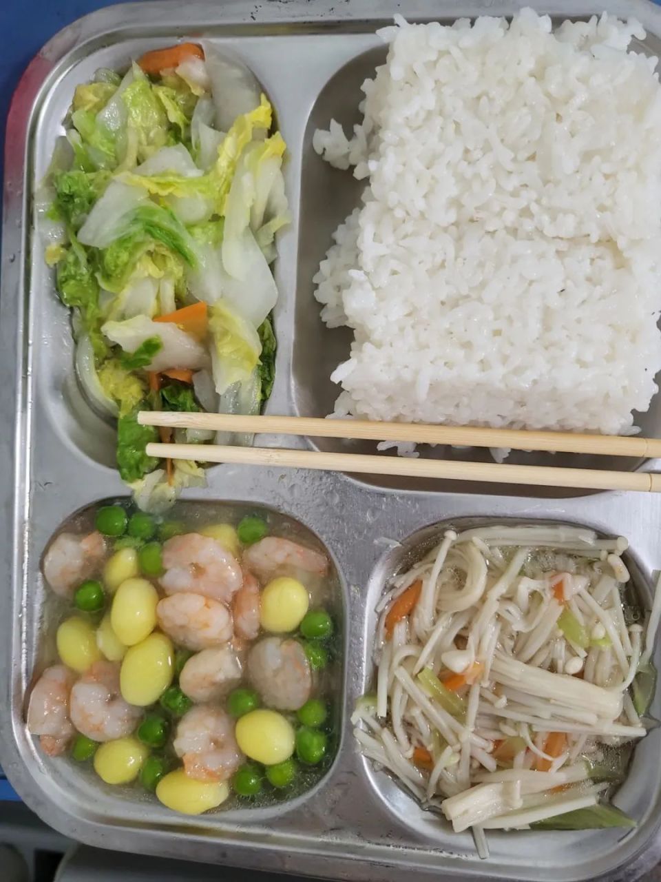 医院餐食好吃,好看,量大,便宜(20块钱一天三顿),两个人吃不完,真想