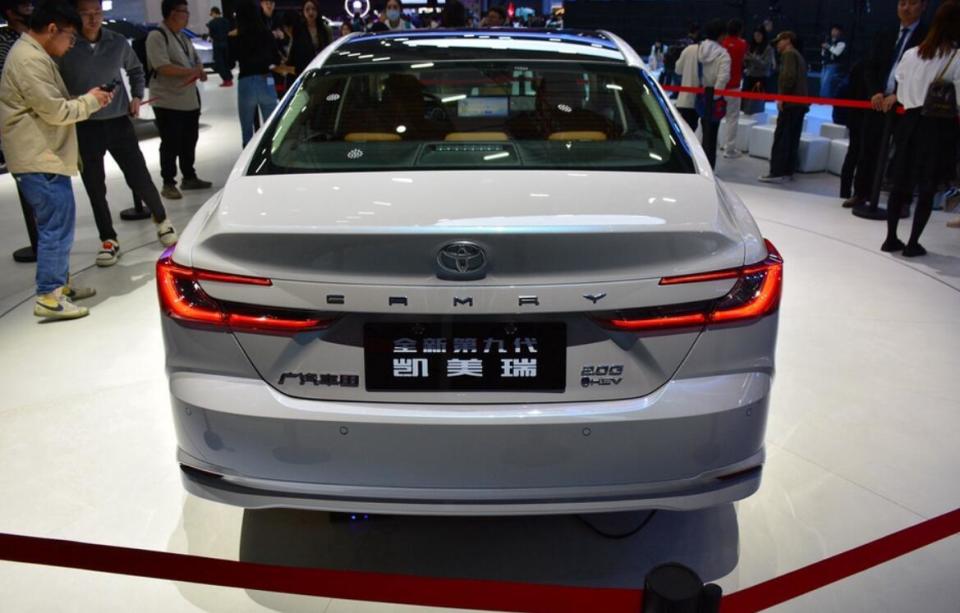 采用全新设计保留纯燃油动力全新丰田凯美瑞广州车展正式亮相